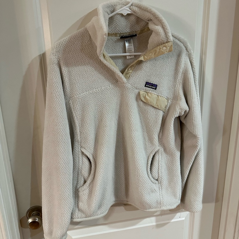 White Patagonia fleece pullover medium